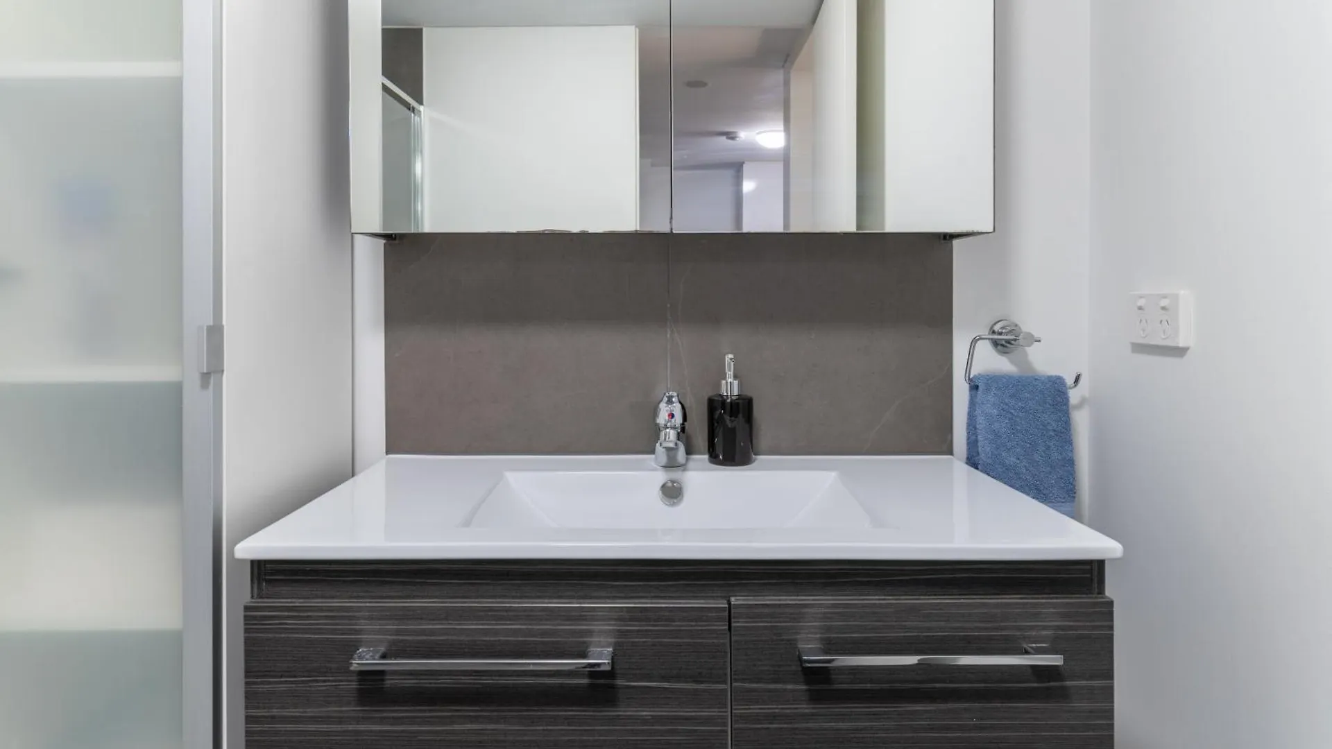 Apartment Zen Vibe, Entire Apt, With Study Room, Wifi, Central, Cafe Adelaide Australia